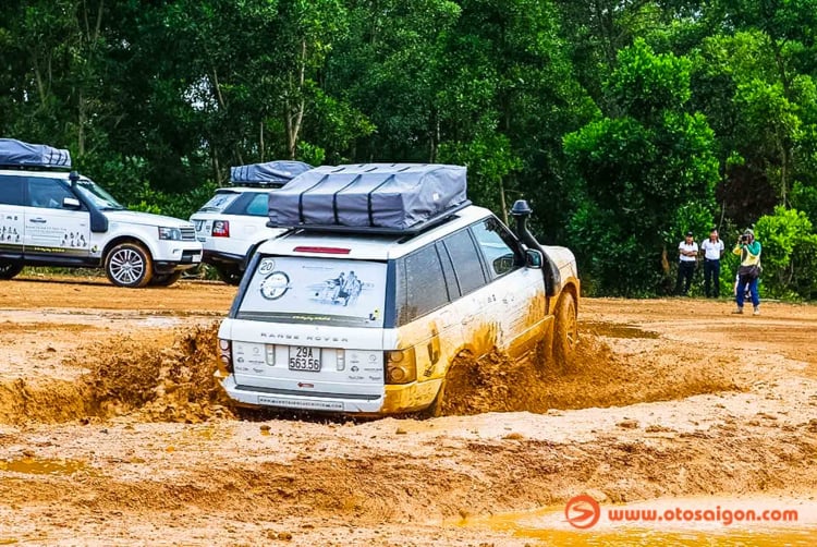 Dàn xe Land Rover Range Rover của Trung Nguyên thử sức off-road tại Đồng Mô, Hà Nội