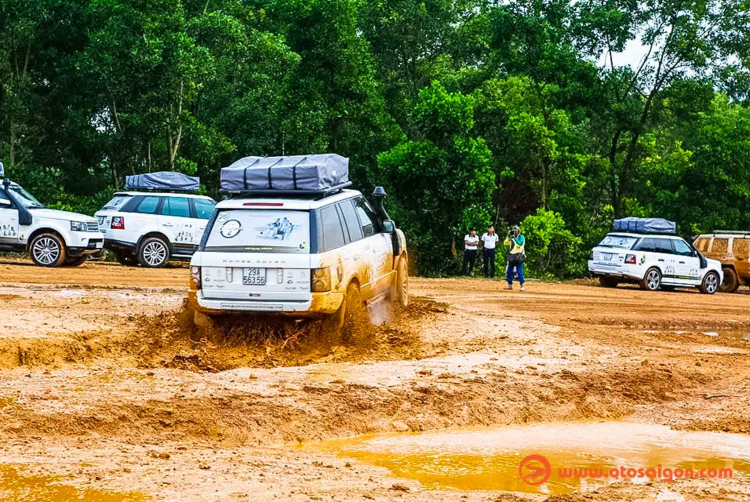 Dàn xe Land Rover Range Rover của Trung Nguyên thử sức off-road tại Đồng Mô, Hà Nội