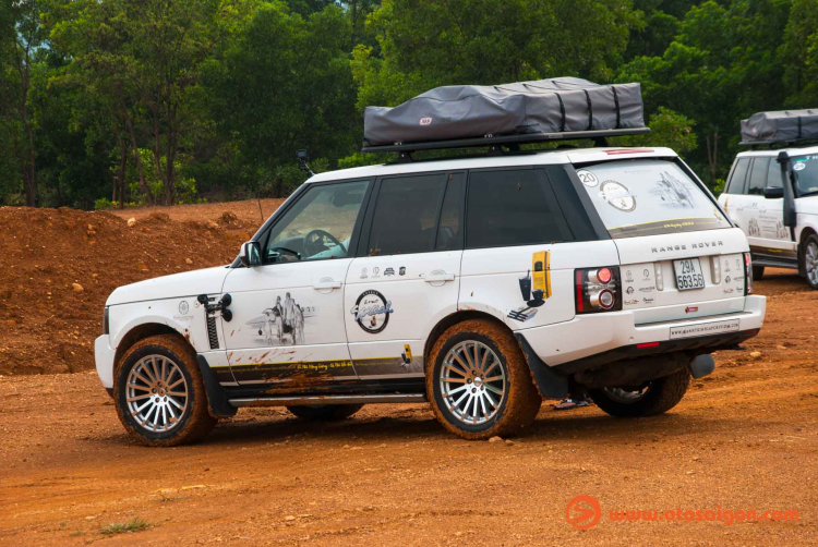 Dàn xe Land Rover Range Rover của Trung Nguyên thử sức off-road tại Đồng Mô, Hà Nội