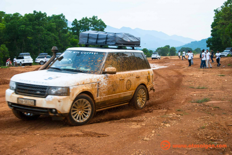 Dàn xe Land Rover Range Rover của Trung Nguyên thử sức off-road tại Đồng Mô, Hà Nội