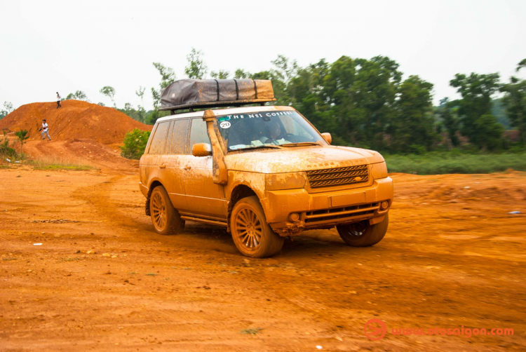 Dàn xe Land Rover Range Rover của Trung Nguyên thử sức off-road tại Đồng Mô, Hà Nội