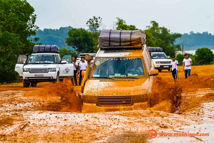 Dàn xe Land Rover Range Rover của Trung Nguyên thử sức off-road tại Đồng Mô, Hà Nội