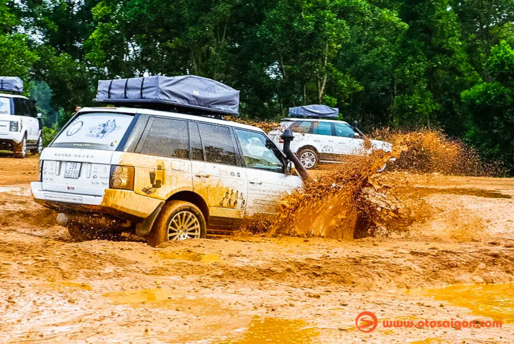 Dàn xe Land Rover Range Rover của Trung Nguyên thử sức off-road tại Đồng Mô, Hà Nội