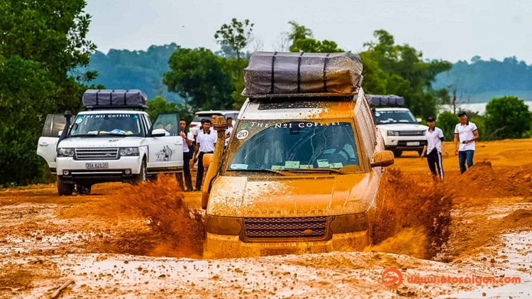 Dàn xe Land Rover Range Rover của Trung Nguyên thử sức off-road tại Đồng Mô, Hà Nội