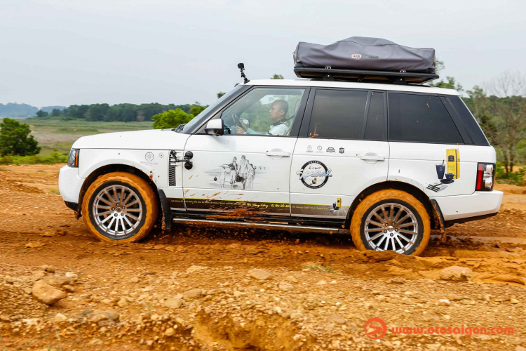 Dàn xe Land Rover Range Rover của Trung Nguyên thử sức off-road tại Đồng Mô, Hà Nội