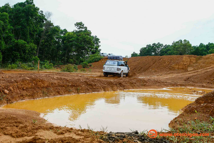 Dàn xe Land Rover Range Rover của Trung Nguyên thử sức off-road tại Đồng Mô, Hà Nội