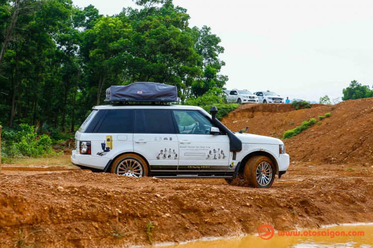 Dàn xe Land Rover Range Rover của Trung Nguyên thử sức off-road tại Đồng Mô, Hà Nội
