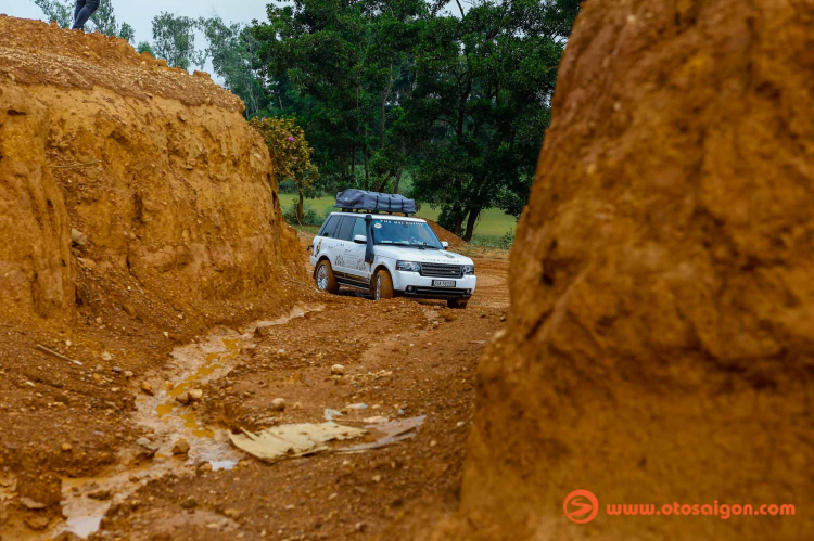 Dàn xe Land Rover Range Rover của Trung Nguyên thử sức off-road tại Đồng Mô, Hà Nội