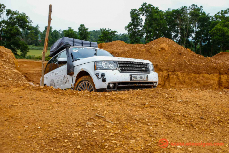 Dàn xe Land Rover Range Rover của Trung Nguyên thử sức off-road tại Đồng Mô, Hà Nội