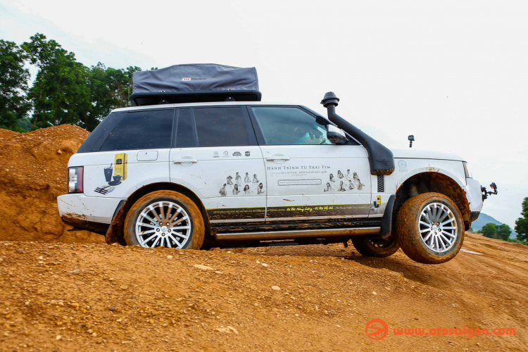 Dàn xe Land Rover Range Rover của Trung Nguyên thử sức off-road tại Đồng Mô, Hà Nội