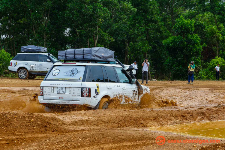 Dàn xe Land Rover Range Rover của Trung Nguyên thử sức off-road tại Đồng Mô, Hà Nội