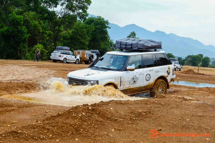 Dàn xe Land Rover Range Rover của Trung Nguyên thử sức off-road tại Đồng Mô, Hà Nội