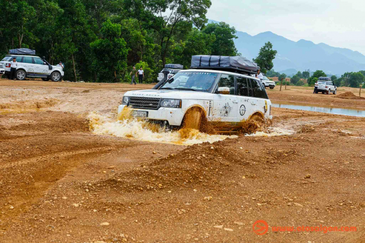 Dàn xe Land Rover Range Rover của Trung Nguyên thử sức off-road tại Đồng Mô, Hà Nội