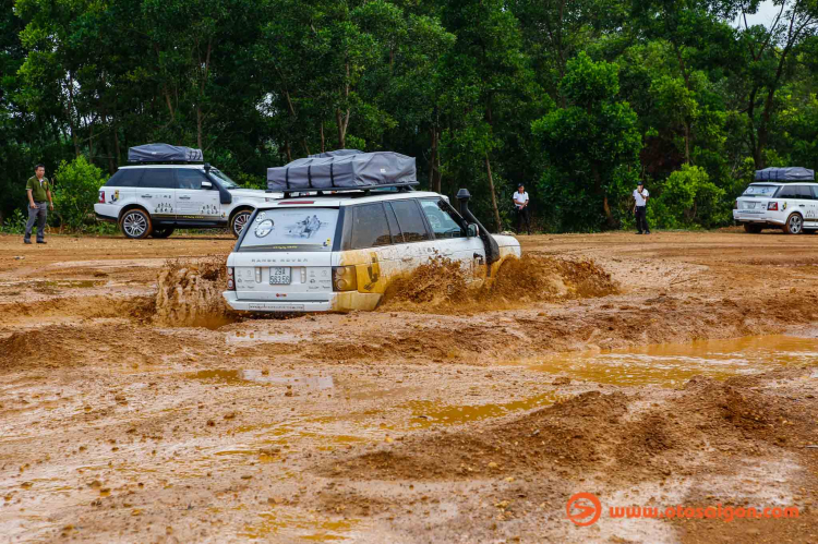 Dàn xe Land Rover Range Rover của Trung Nguyên thử sức off-road tại Đồng Mô, Hà Nội