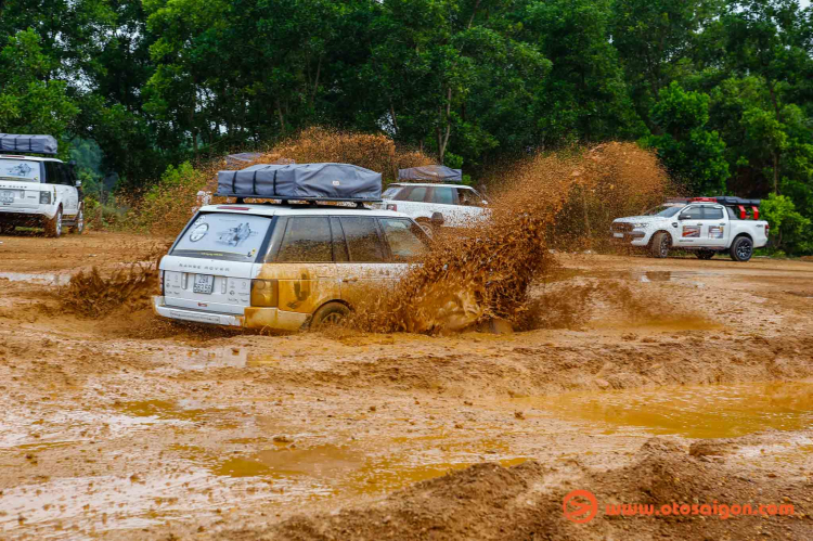 Dàn xe Land Rover Range Rover của Trung Nguyên thử sức off-road tại Đồng Mô, Hà Nội