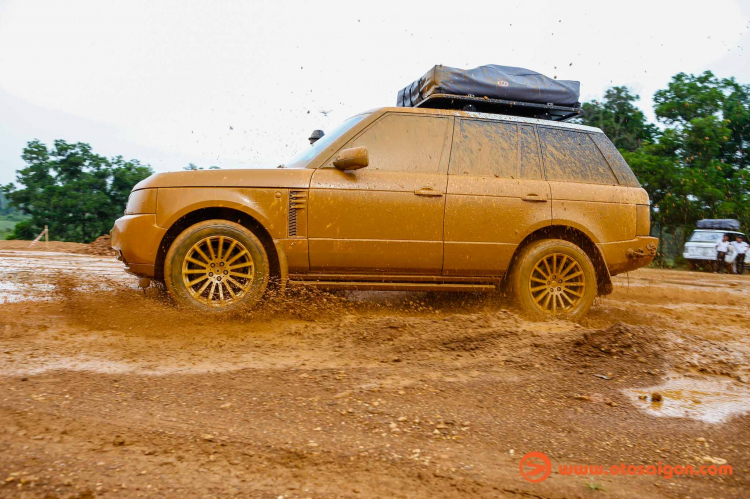 Dàn xe Land Rover Range Rover của Trung Nguyên thử sức off-road tại Đồng Mô, Hà Nội