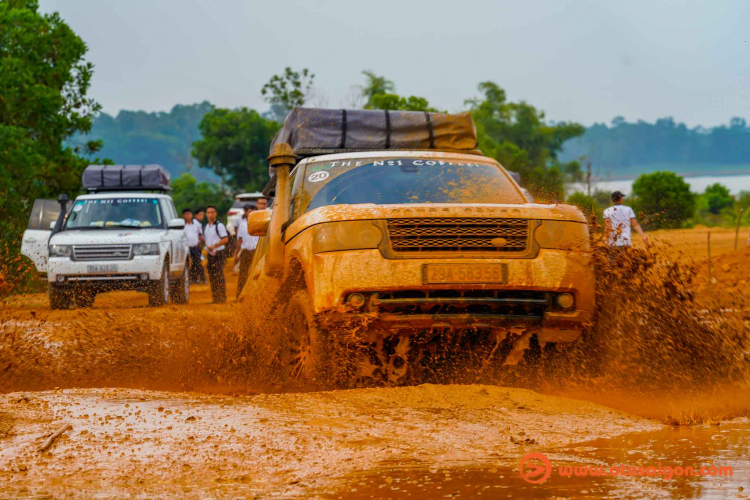 Dàn xe Land Rover Range Rover của Trung Nguyên thử sức off-road tại Đồng Mô, Hà Nội