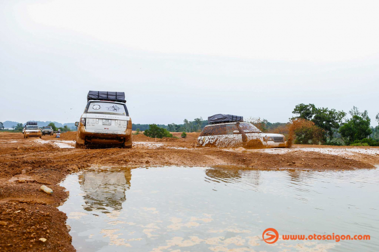 Dàn xe Land Rover Range Rover của Trung Nguyên thử sức off-road tại Đồng Mô, Hà Nội