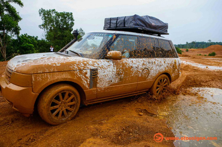 Dàn xe Land Rover Range Rover của Trung Nguyên thử sức off-road tại Đồng Mô, Hà Nội