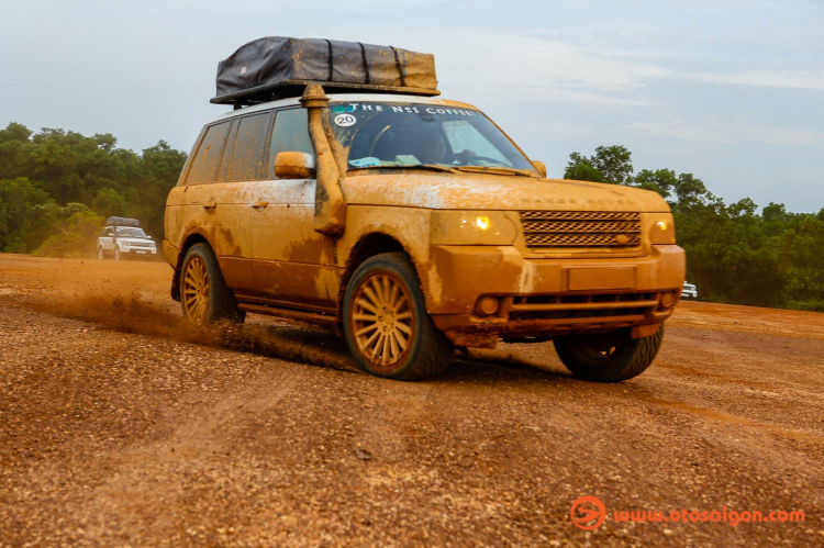 Dàn xe Land Rover Range Rover của Trung Nguyên thử sức off-road tại Đồng Mô, Hà Nội