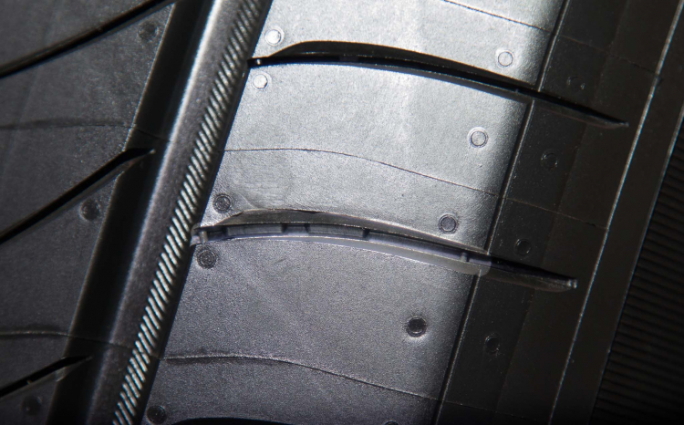 Có cần quan tâm đến độ bám đường của lốp xe ô tô khi đã mòn?
