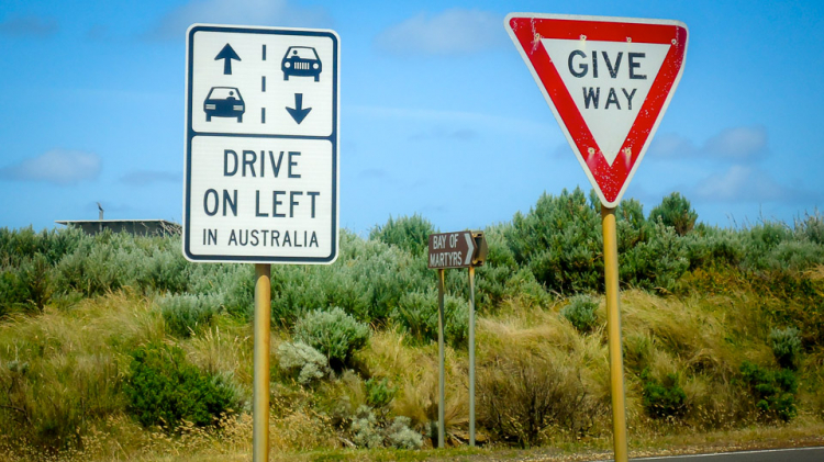 Nhờ tư vấn thuê xe tự lái và bằng lái xe ở Úc?