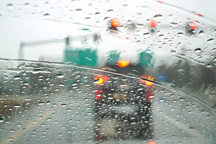Những lỗi thường mắc phải khi lái xe trong mùa mưa