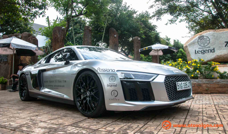 Cặp đôi Audi R8 V10 của Trung Nguyen Legend