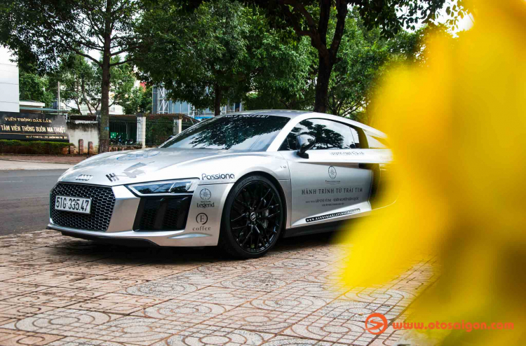 Cặp đôi Audi R8 V10 của Trung Nguyen Legend