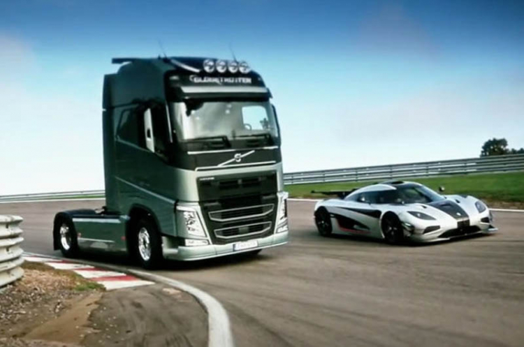 [Video clip] Đầu kéo Volvo đua tốc độ với Koenigsegg One:1