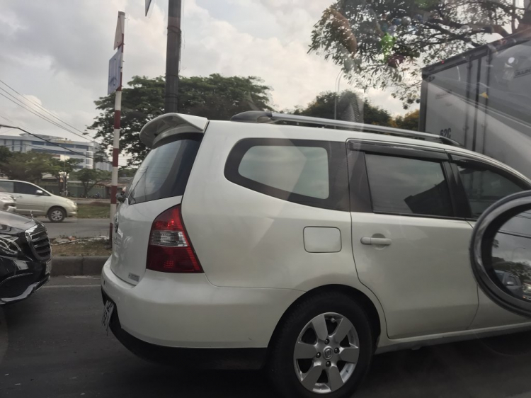 Tìm ace chơi xe Nissan Grand Livina