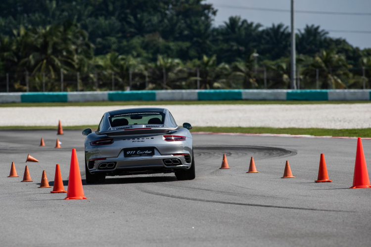 Porsche Media Driving Academy 2018 - đi học kỹ năng lái xe trong đường đua