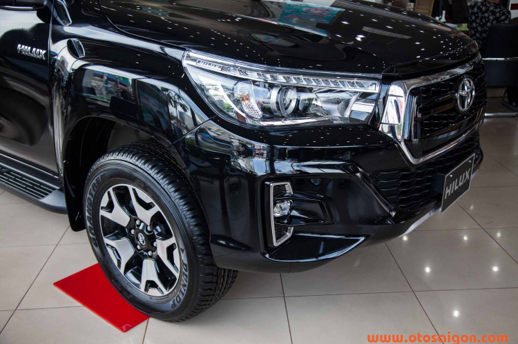 Cận cảnh Toyota Hilux 2018 giá 878 triệu tại Việt Nam