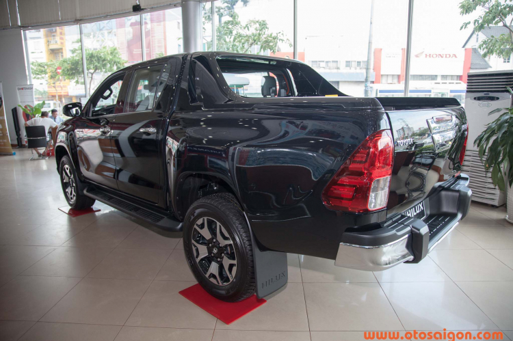 Cận cảnh Toyota Hilux 2018 giá 878 triệu tại Việt Nam