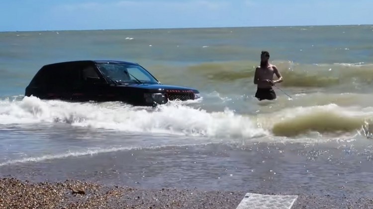 SUV hạng sang Land Rover Range Rover ngâm mình trong nước biển tại Anh