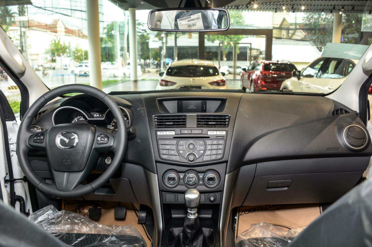 Ảnh thực tế bán tải Mazda BT-50 2018 phiên bản 2.2 MT 4x4 tại showroom Ảnh thực tế bán tải Mazda BT-50 2018 phiên bản 2.2 MT 4x4 tại showroom