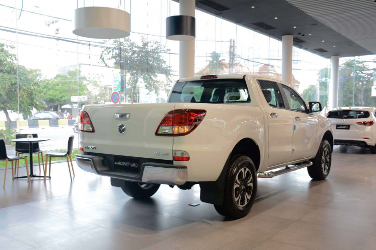 Ảnh thực tế bán tải Mazda BT-50 2018 phiên bản 2.2 MT 4x4 tại showroom