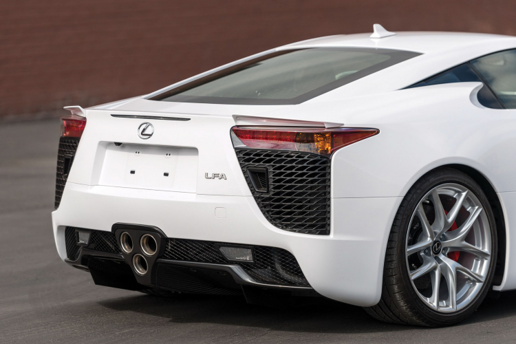 Siêu xe Lexus LFA hàng hiếm chỉ lăn bánh 120 dặm sắp được mang bán đấu giá