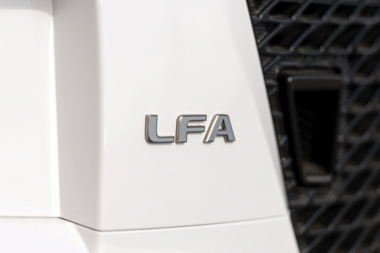 Siêu xe Lexus LFA hàng hiếm chỉ lăn bánh 120 dặm sắp được mang bán đấu giá