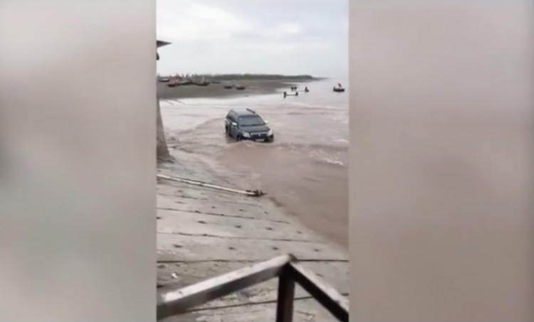 SUV hạng sang Land Rover Range Rover ngâm mình trong nước biển tại Anh