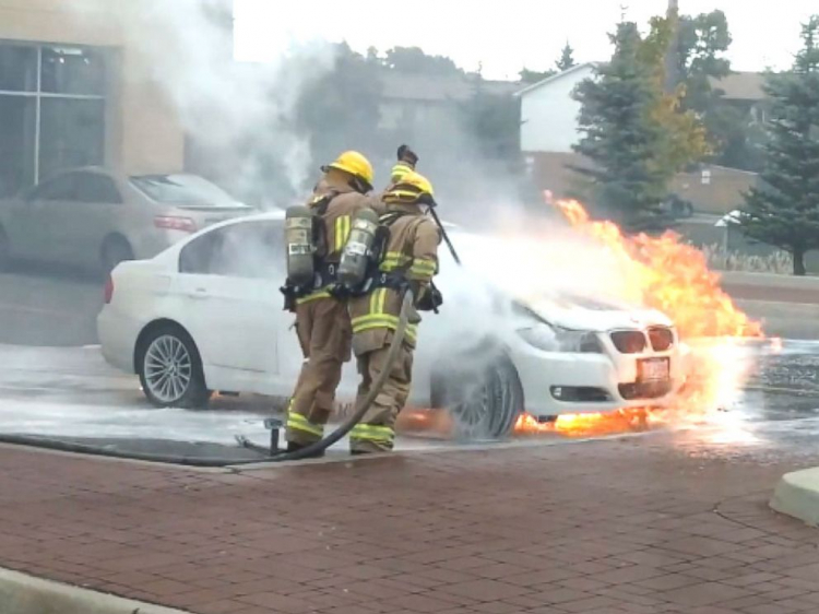 CEO BMW cúi đầu xin lỗi vì 27 vụ cháy xe tại Hàn Quốc