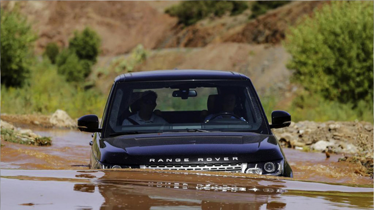 Điểm giới hạn lội nước của xe và kinh nghiệm lái qua vùng nước ngập