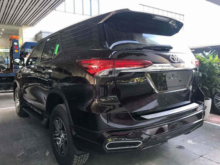 Cận cảnh Toyota Fortuner 2018 gắn 100 triệu phụ kiện để lấy xe sớm