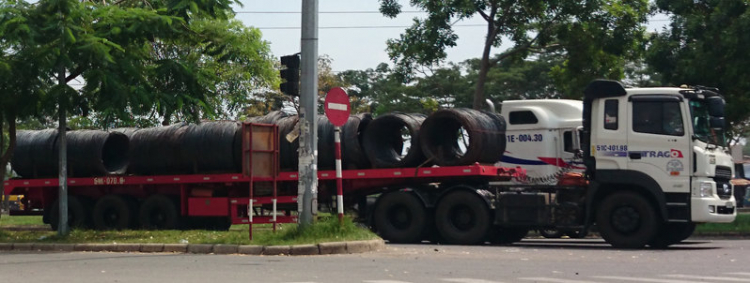 Đoàn xe tải rất hùng hậu và ấn tượng.