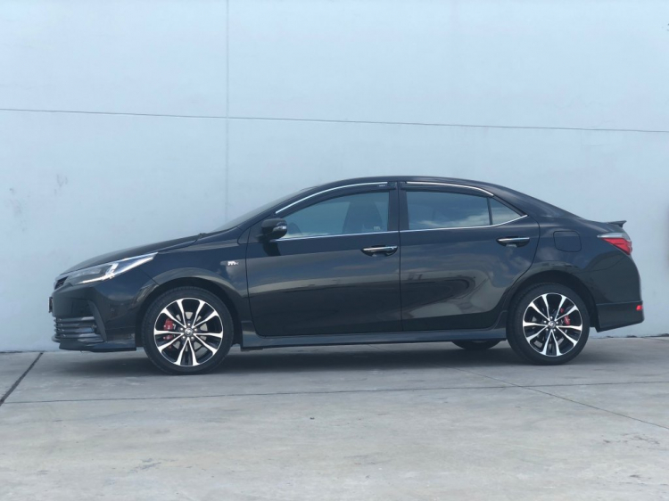 Toyota Altis 2.0V Sport 2018 chạy lướt 4000 km