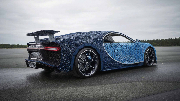 Mô hình Bugatti Chiron bằng LEGO tỷ lệ 1:1; có thể cầm lái được