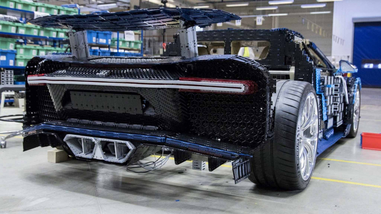 Mô hình Bugatti Chiron bằng LEGO tỷ lệ 1:1; có thể cầm lái được