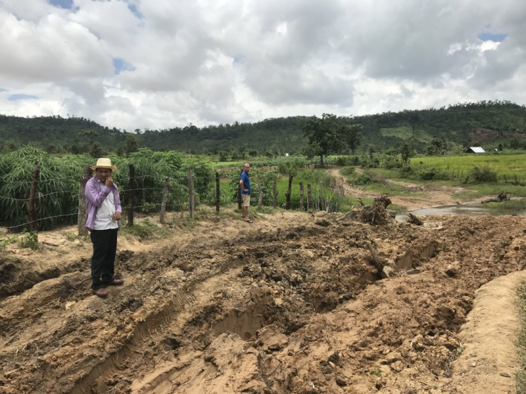 Thiện nguyện: Quà cho "Buôn Mười điều KHÔNG CÓ" ở Cheng Leng! Thiện nguyện: Quà cho "Buôn Mười điều KHÔNG CÓ" ở Cheng Leng!
