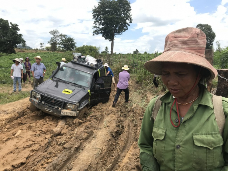 Thiện nguyện: Quà cho "Buôn Mười điều KHÔNG CÓ" ở Cheng Leng!