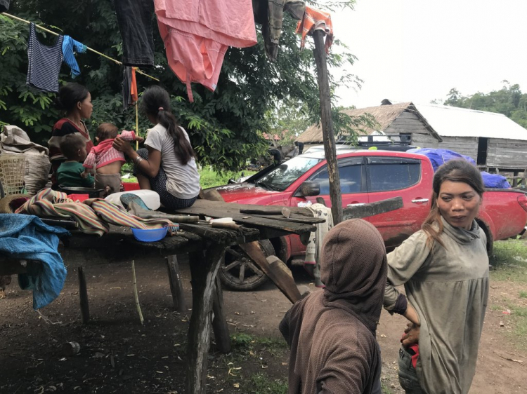 Thiện nguyện: Quà cho "Buôn Mười điều KHÔNG CÓ" ở Cheng Leng!